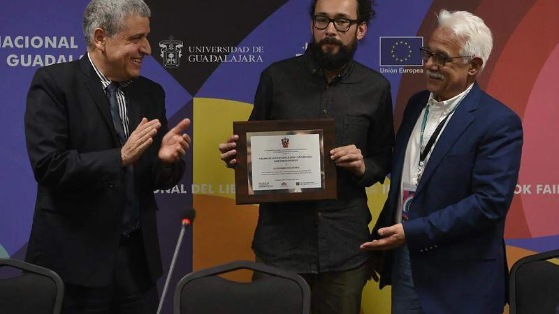 Escritor recibe el Premio Ciudad y Naturaleza José Emilio Pacheco